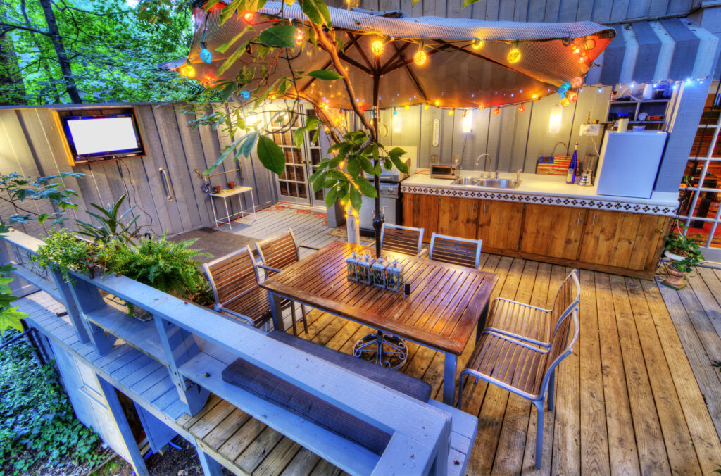 Getting A Custom Deck: 5 Great Benefits For Homeowners a custom deck